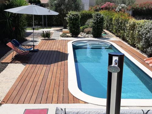 Pouzolles Apartment | Gîte du Soleil, climatisé avec piscine chauffée d'avril à novembre, et jacuzzi