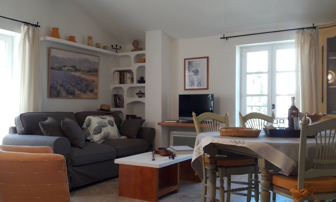 Caromb Apartment | Gîte "Le Barroux" (View of Mont Ventoux) - Ventoux Gîtes