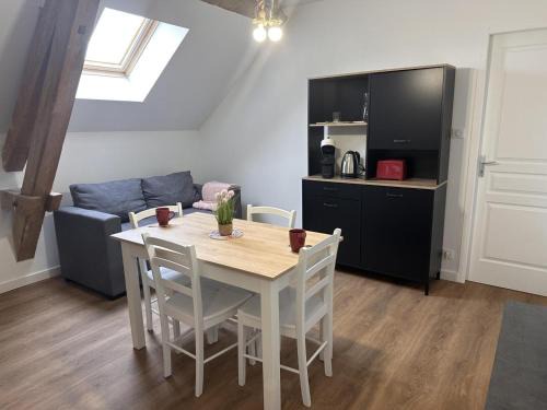 Saint-Bonnet-de-Four House | Gîte rural avec animaux, parking et Wifi à Saint Bonnet de Four - FR-1-489-560