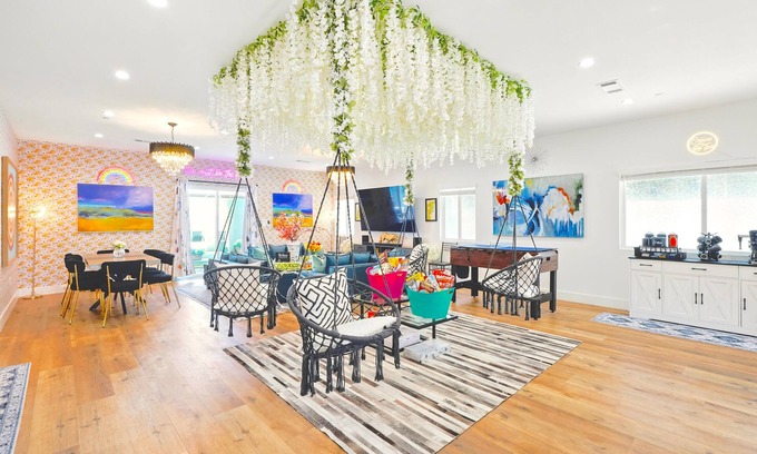 North Hollywood House | G. Luxe NoHo Family Home: 15m to Universal & Hollywood + Games + Parking