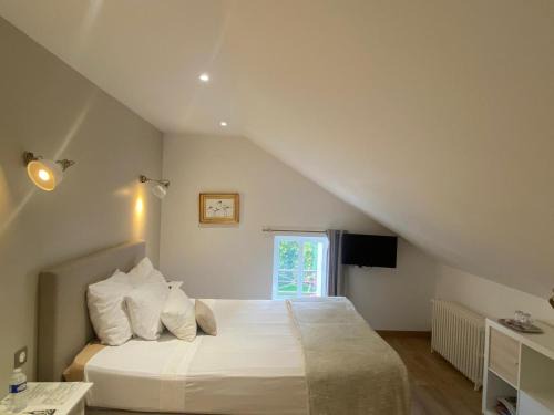 Villers-les-Ormes House | G2 Chambre familiale domaine Treuillaud piscine