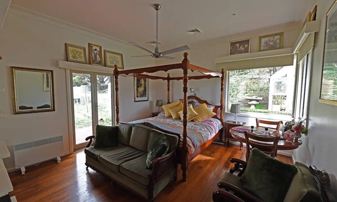 Limonite Bed & Breakfast | Galahad's Animal Sanctuary & B&B/Tour/Farmstay
