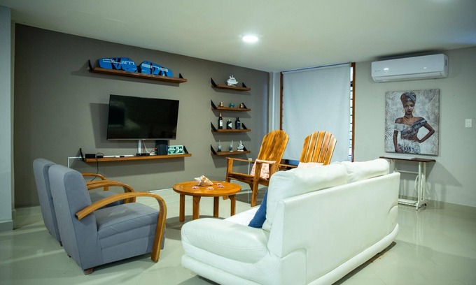 El Laguito House | Gallery Beach Home Jacuzzi Jacuzzi Hockey & Billiards