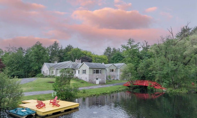 Palenville House | Game Farm Villa by AvantStay | 10BDR, Private Pond, Spa, Pool | Family-Friendly