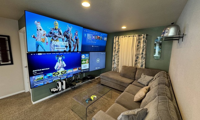 Commerce City House | Gamers Oasis! Gaming Wall-4 70” Samsungs! Board Games! Family Home Near Gaylord