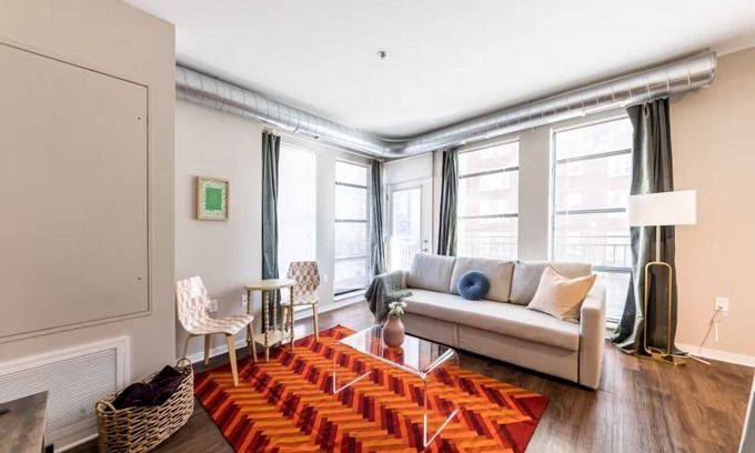 DeBaliviere Place Apartment | Garage Parking Central West End near Hospitals