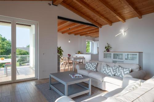 San Zeno di Montagna Villa | Garda Lake Panorama Villa with Garden & BBQ