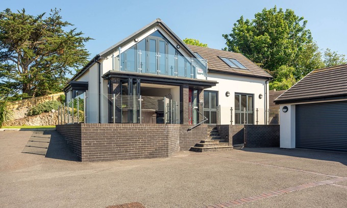 Rhos on Sea House | Gardd Y Llys Luxurious Retreat with amazing views