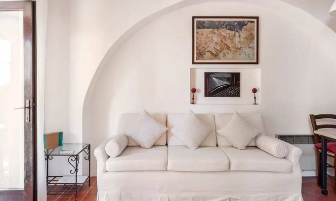 Castagneto Carducci Apartment | Garden Apartment with Sea view - hilltop Medieval village, 10' from the Beach.