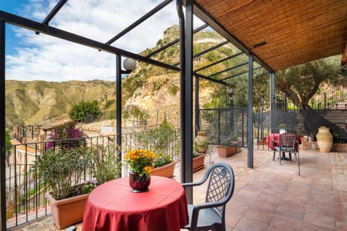 Castelmola Apartment | Garden Cottage I Dammusi - Ulivo