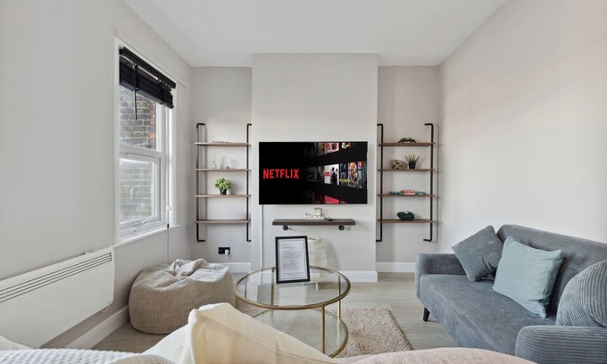 Lea Bridge Apartment | Garden Flat in Leyton | Walk to train | Great for Work & Family | 20% off now