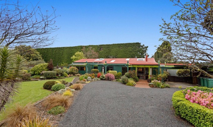 Tirohanga House | Garden House- Holiday Home