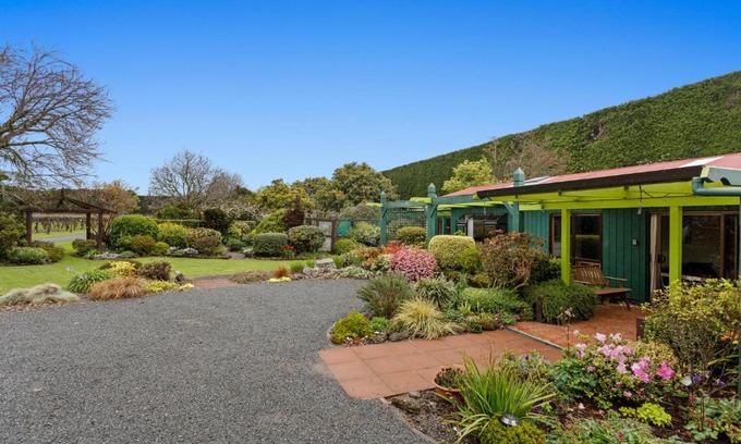 Tirohanga House | Garden House