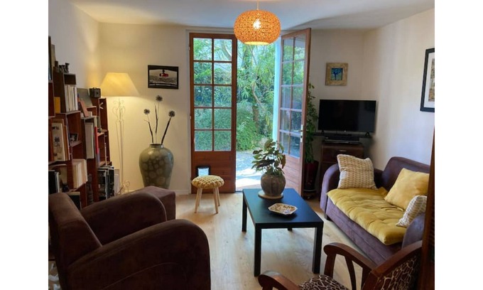 Notre-Dame-Limite Villa | Garden level accommodation in a villa with swimming pool