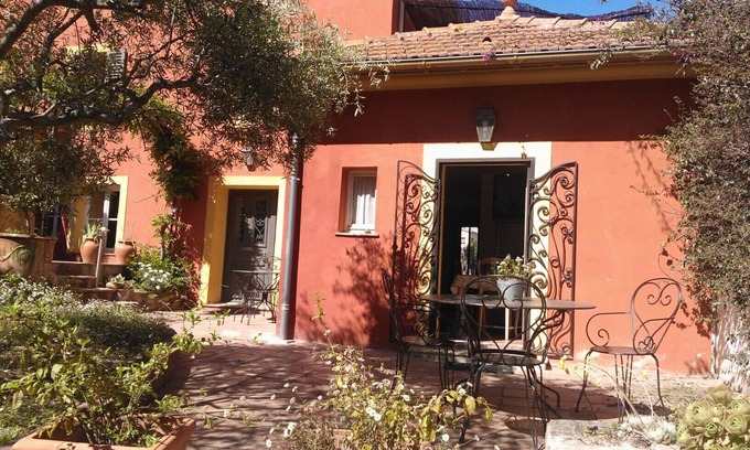 Villeneuve-Loubet House | Garden level in traditional charming house