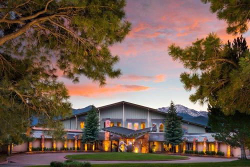 West Colorado Springs Hotel | Garden of the Gods Resort & Club