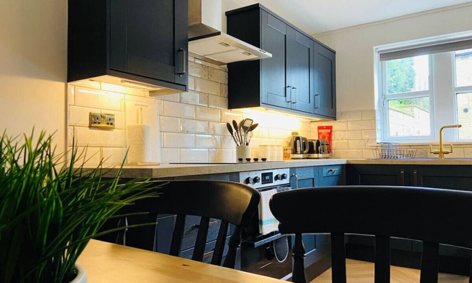 Exley House | Garden+Pets OK |8mins Halifax |Parking |M62 Access