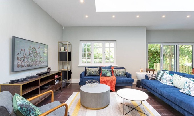 Windlesham Apartment | Garden Townhome – Cozy Office and Free Parking