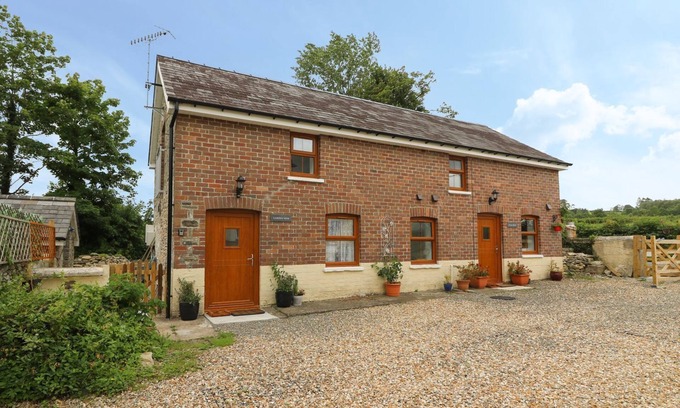 Llanybydder Cottage | GARDEN VIEW, pet friendly, country holiday cottage in Llanybydder