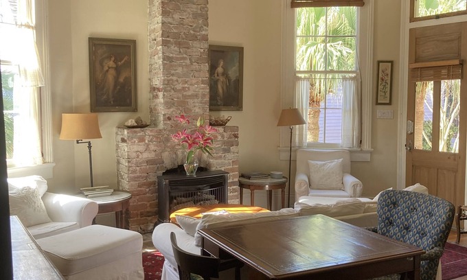 Esplanade Ridge Cottage | Garden, walkable, stylish, dog friendly, off-street parking, near French Quarter