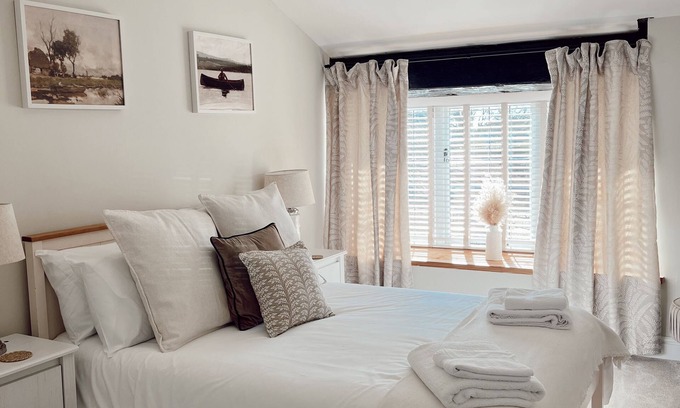 Mathern Cottage | Gardener's Cottage – A Timeless Escape Amidst History and Nature in Wales