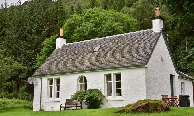 Loch Tay Cottage | Gardener's Cottage - traditional Scottish property in stunning Glen Lyon
