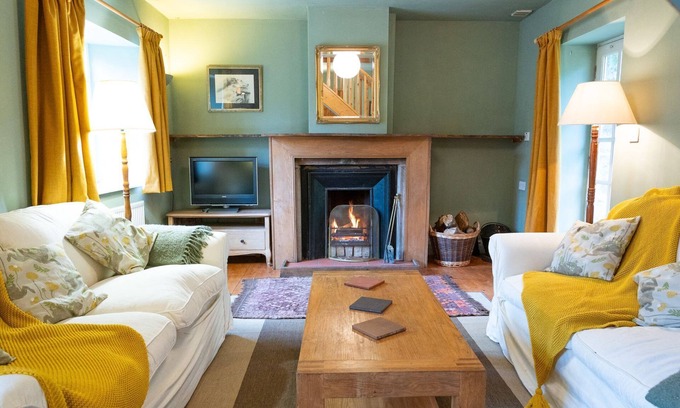 Sandyhills Cottage | Gardeners Cottage - a cottage that sleeps 8 guests in 4 bedrooms