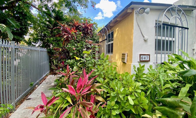 Northeast Miami Cottage | Gardolinos Cottage near the bay