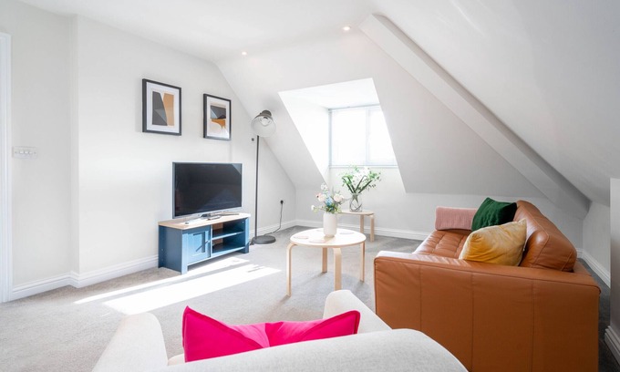 Redhill Apartment | Garland Penthouse|Spacious|Close to Redhill centre