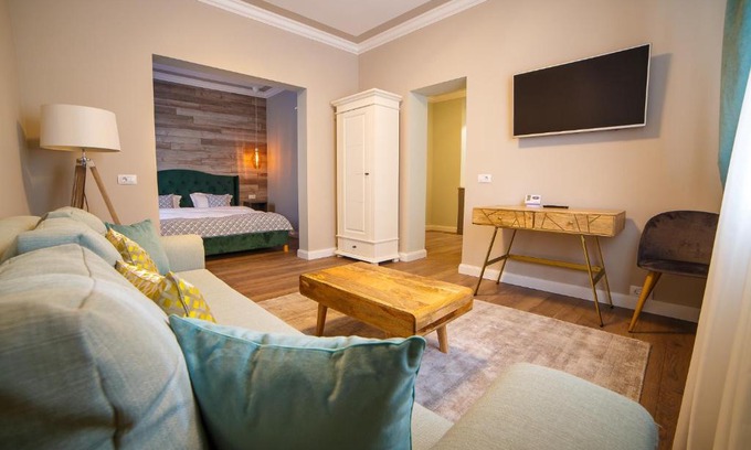 Campulung Moldovenesc Apartment | Garrison's Suites