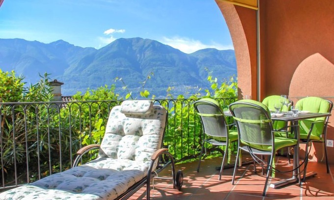 Orselina Apartment | Gartenwohnung Les Hirondelles by Interhome
