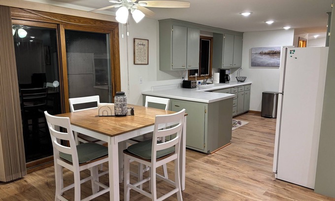 Green Bay House | Gary's Game-Day Getaway only 1.4 miles from Lambeau!