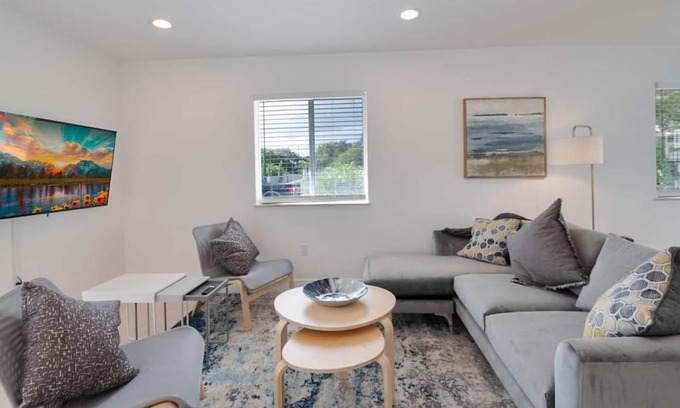 Buena Vista House | Gated 3Bd 2Bth Design Dist. 10-min to beach