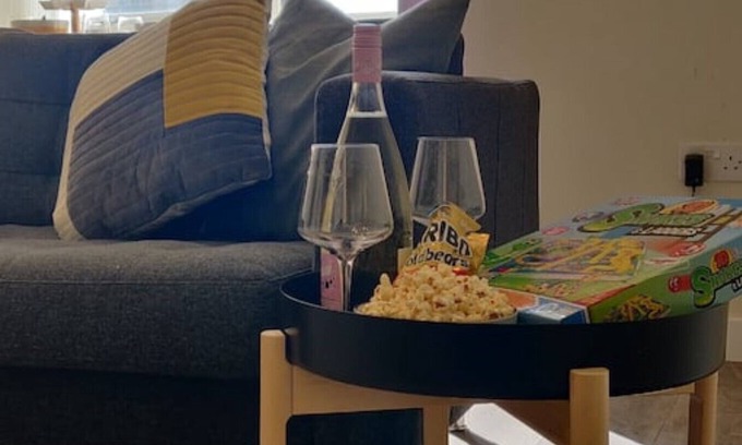 Liverpool Apartment | Gated Parking | Family Ready Apartment w/Games & Large 65” TV. 7 mins To Centre