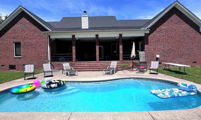Franklin House | Gateway Farmhouse near organic farm and creek