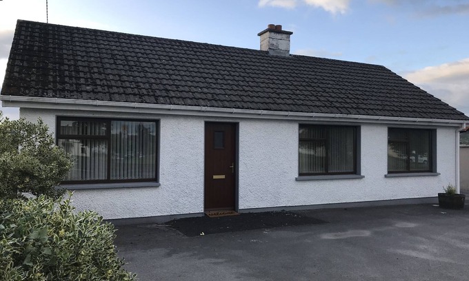 Ballybofey Cottage | Gateway to the Wild Atlantic Way and Causeway Coast. Pet friendly town home.