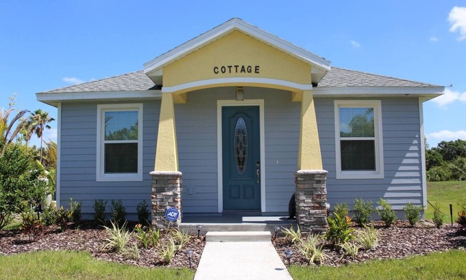 Oviedo Cottage | Gator Cottage: Cozy 2-bedroom, 1-bath cottage, sleeps 4. Perfect for a small family. New you could bring your own fishing boat and use the blackhammock Marina