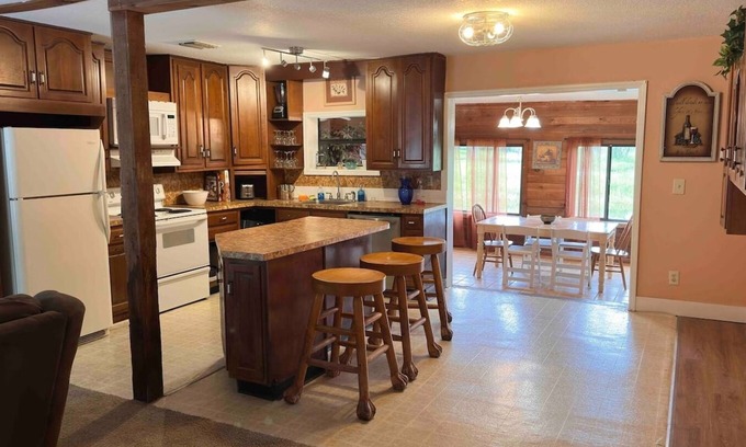 Oviedo House | Gator Hole: Old-Florida Cabin Feeling 3-bedrooms, 1.5-bath house, sleeps 5. New bring your boat launch from black hammock boat ramp fish from your house or the peninsula