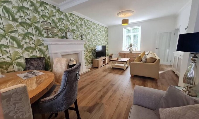 Park House | Beautiful 4 bedroom house near town centre. BPW