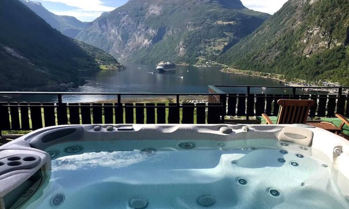 Geiranger House | Geiranger - Amazing Villa - Panoramic Views and Spa Amenities