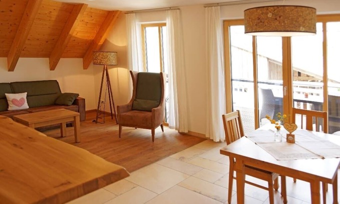 Burglengenfeld Apartment | Gemütliche Ferienwohnung mit Balkon und Abendsonne