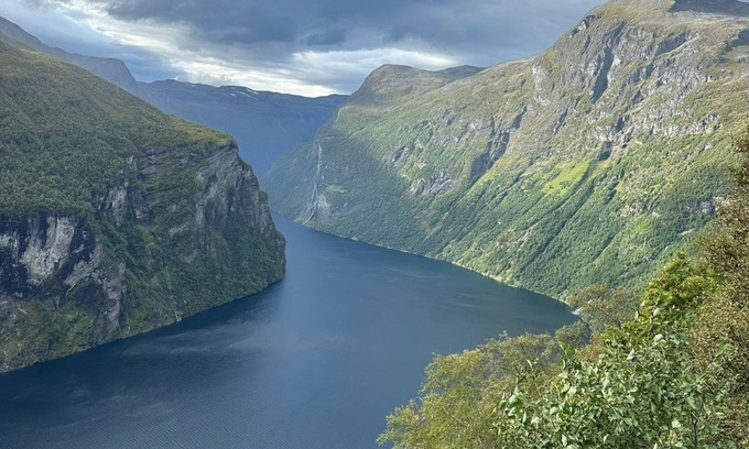 Andalsnes House | Gemütliches Ferienhaus am Fjord mit Blick auf Berge und See