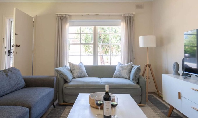 Glenelg Apartment | Gem Apartment 5 - Courtyard I Beach I Wifi I Cafes