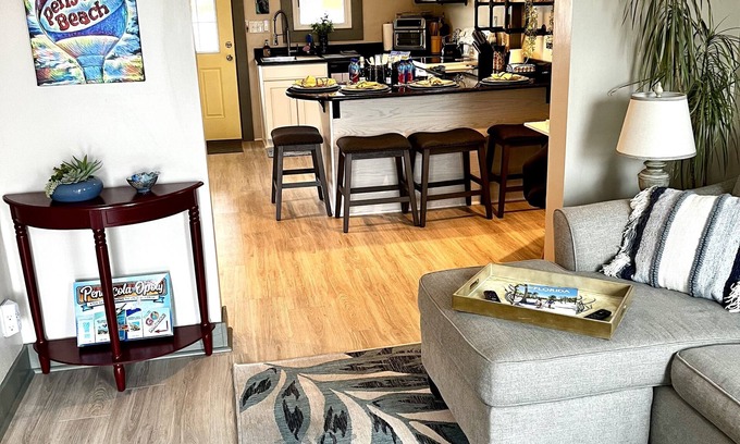South Pensacola Cottage | ~Gem on G Street~Downtown Pensacola~Summer Getaway Time!