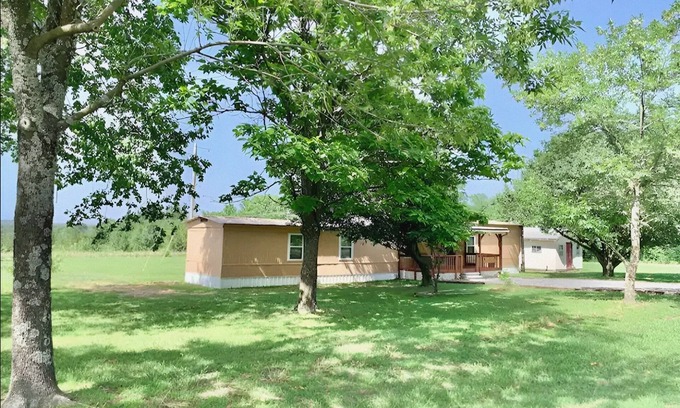 Wagoner House | Gene's Retreat, charming lakeside 3 bed 2 bath peaceful home near Ft Gibson Lake