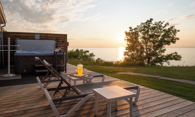 Geneva Cottage | Geneva, Direct Lakefront, Hot Tub, Ohio's Wine Country