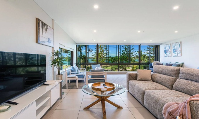 Biggera Waters House | Gentle Waves Retreat Villa
