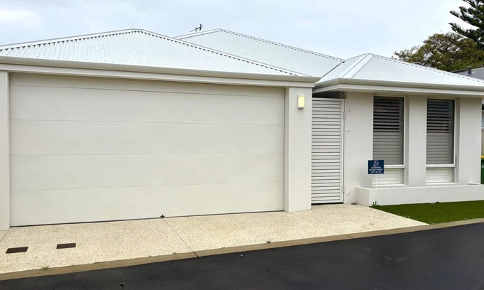 Busselton House | Georgette Retreat – Coastal Comfort in the Heart of Busselton