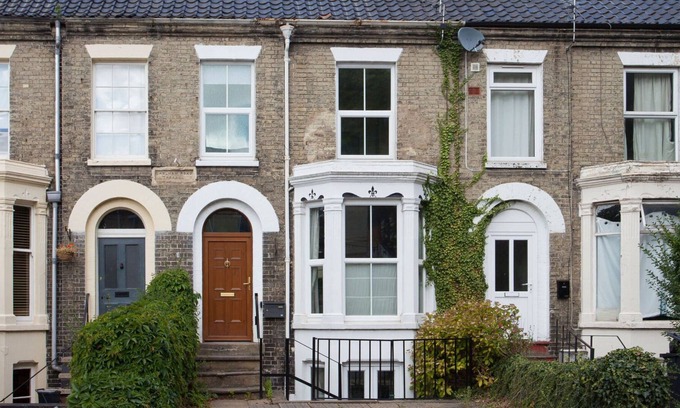 Norwich House | Georgian townhouse near Hospital | Large Family Home & Garden by UEA - Parking f