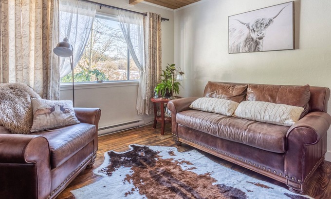 Saanich House | Get off the beaten track at our super cozy cottage!